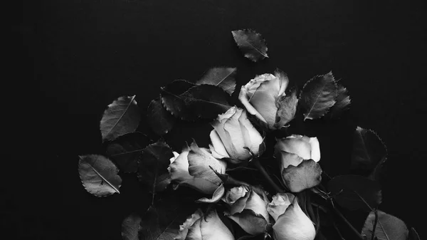 Hermoso Ramo Rosas Sobre Fondo Negro Blanco Negro —  Fotos de Stock