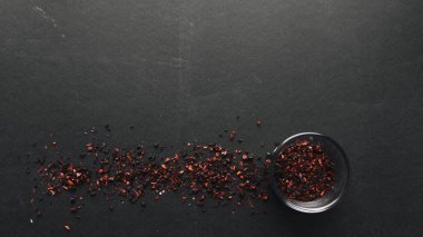 siyah zemin üzerine kırmızı baharat ile cam