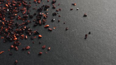 siyah zemin üzerine kırmızı baharat dağınık