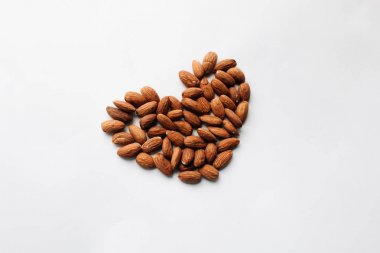 badem olarak beyaz arka plan, Sevgililer kartı şablonu üzerinde kalp şeklinde yığını