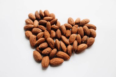 badem olarak beyaz arka plan, Sevgililer kartı şablonu üzerinde kalp şeklinde yığını