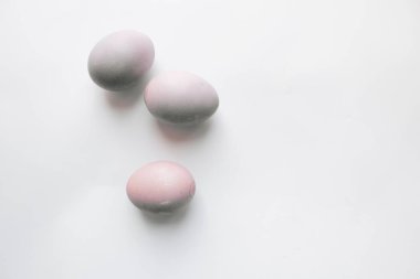 Beyaz arka planda, Festival arka plan boyalı Paskalya yumurtaları