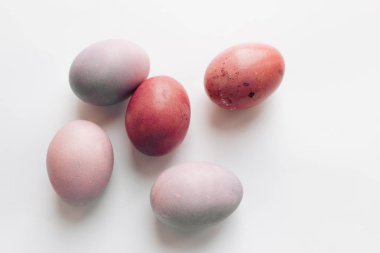 Beyaz arka planda, Festival arka plan boyalı Paskalya yumurtaları