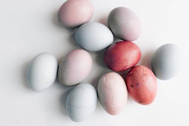 Beyaz arka planda, Festival arka plan boyalı Paskalya yumurtaları