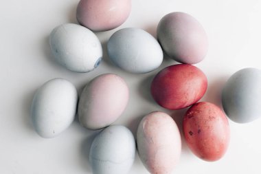 Beyaz arka planda, Festival arka plan boyalı Paskalya yumurtaları