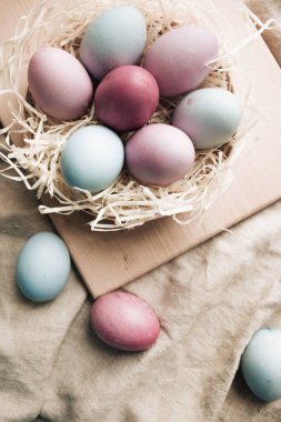 boyalı Paskalya yumurta yuva üzerinde çul, rustik şenlikli kompozisyon