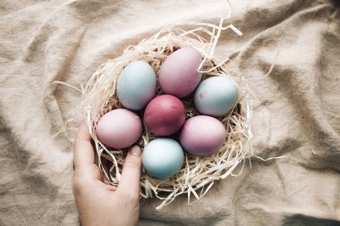 dokunmadan el boyalı Paskalya yumurta yuvada, rustik şenlikli kompozisyon