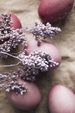 boyalı Paskalya yumurta üzerinde çul lavanta, rustik şenlikli kompozisyon ile dekore edilmiştir.