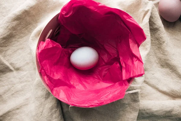 Huevo Pascua Caja Con Papel Rosa Fondo Saco Composición Festiva — Foto de Stock