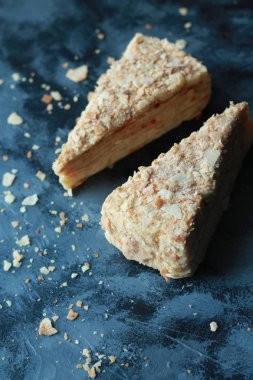lezzetli taze Napoleon kek kırıntıları koyu arka plan üzerinde ile iki adet
