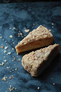 lezzetli taze Napoleon kek kırıntıları koyu arka plan üzerinde ile iki adet