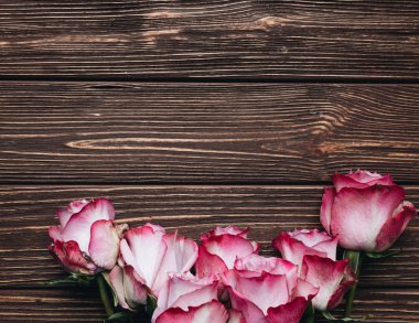 ahşap plakalar arka plan, Sevgililer kartı arka plan üzerinde güzel pembe güller