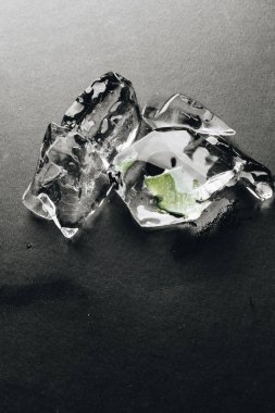 Ice cube koyu gri arka plan üzerinde içinde donmuş aloe ile