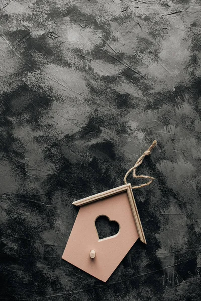 Ładny Mały Ozdobny Birdhouse Ciemnym Tle Kamień — Zdjęcie stockowe