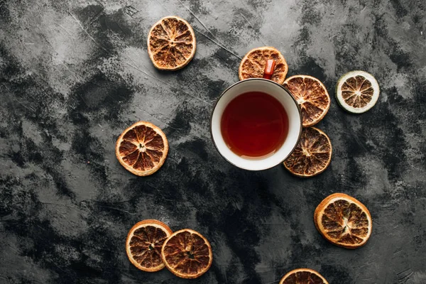 Szelet Száraz Narancs Csésze Tea Sötét Asztal — Stock Fotó