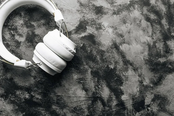 White Modern Headphones Black Stone Background Black White — Stock Photo, Image