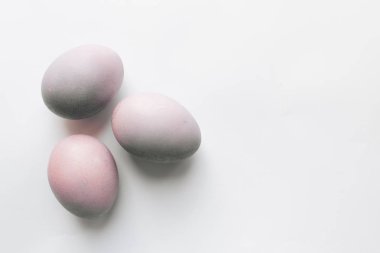 Beyaz arka planda, Festival arka plan boyalı Paskalya yumurtaları