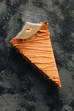 karanlık taş tablo, tatlı tatlı nefis havuçlu kek 