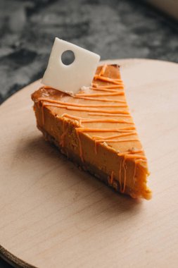 ahşap masa, tatlı tatlı lezzetli havuç kek 