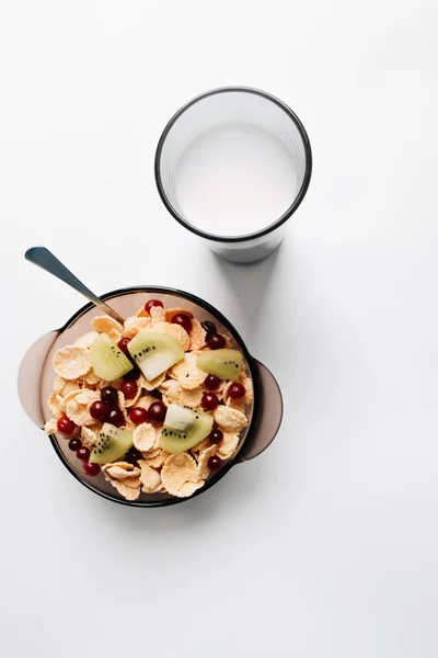 Köstliche Knusprige Cornflakes Mit Kiwi Stücken Und Preiselbeeren Schüssel Glas — Stockfoto