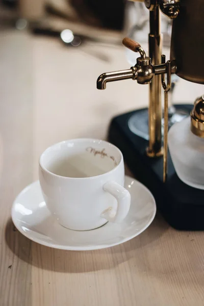 一杯美味的咖啡和复古风格的咖啡机 — 图库照片