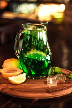 lezzetli yeşil kokteyl limon kavanoza ahşap tahta üzerinde çubuk 