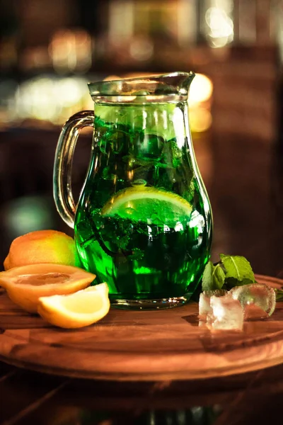 Lezzetli Yeşil Kokteyl Limon Kavanoza Ahşap Tahta Üzerinde Çubuk — Stok fotoğraf