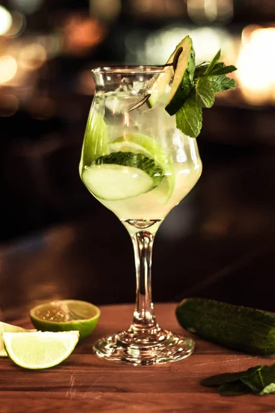 Lezzetli Kokteyl Limon Salatalık Nane Yaprakları Bardağı Içinde Ahşap Masa — Stok fotoğraf