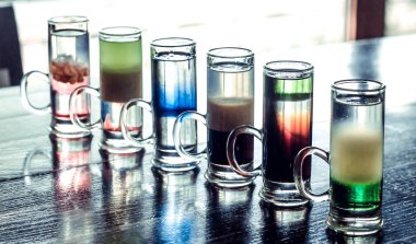 sayaç bar kokteyller alkol ile fondip bardakları kümesi 