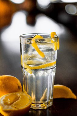 lezzetli kokteyl limon bar sayaç üzerinde cam ile 