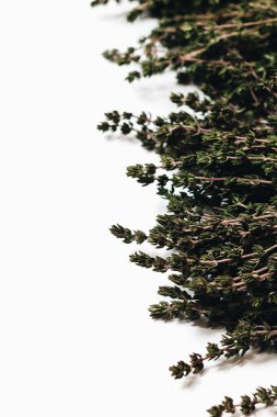 Beyaz arka plan üzerinde izole yeşil aromatik otlar düz lay