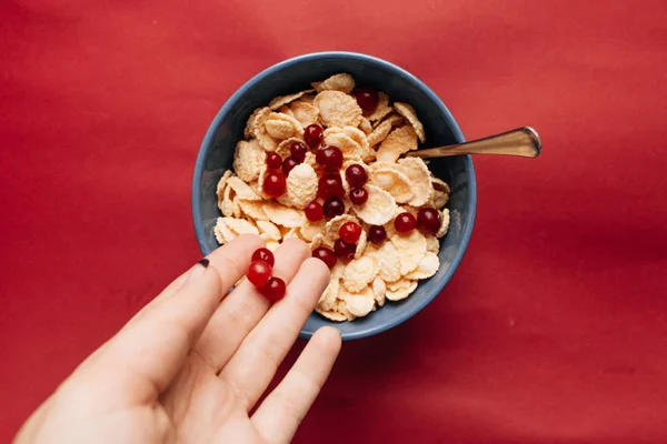 Mão Feminina Adicionando Cranberries Para Tigela Com Flocos Milho Crocante — Fotografia de Stock
