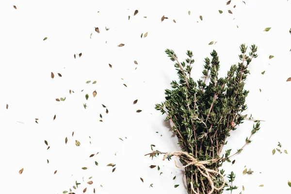 Beyaz arka plan üzerinde izole yeşil aromatik otlar demet