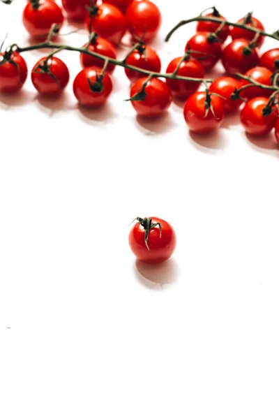 Ramas Tomates Cherry Maduros Crudos Aislados Sobre Fondo Blanco —  Fotos de Stock