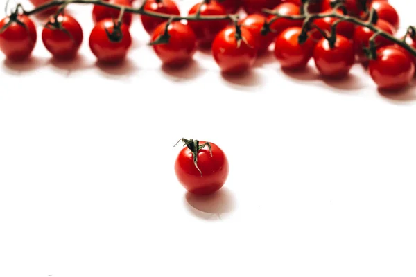 Cabang Mentah Matang Tomat Ceri Terisolasi Pada Latar Belakang Putih — Stok Foto