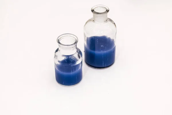 Zwei Glasgefäße Mit Blauer Flüssigkeit Isoliert Über Weißem Hintergrund — Stockfoto