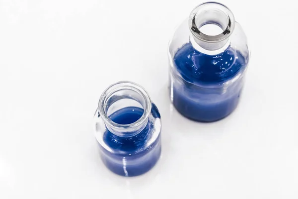 Dois Frascos Vidro Com Líquido Azul Isolado Sobre Fundo Branco — Fotografia de Stock