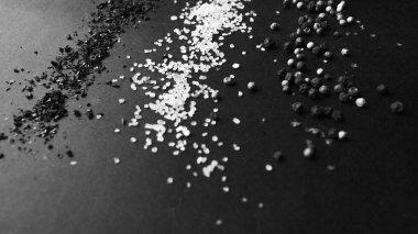  tuz, çeşitli aromalı peppercorns ve baharat siyah arka plan, siyah ve beyaz