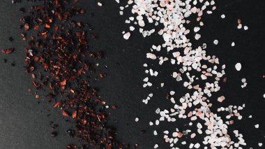 siyah arka plan üzerine aromalı tuz ve kırmızı baharat