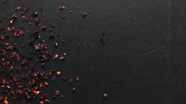 siyah zemin üzerine kırmızı baharat dağınık