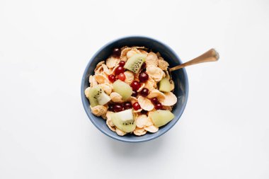 kivi parçaları ve kızılcık kase beyaz arka plan, portre, sağlıklı kahvaltı lezzetli çıtır Mısır gevreği 