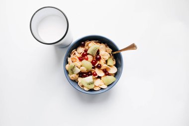 kivi parçaları ve kızılcık kase, süt beyaz arka plan, portre, sağlıklı kahvaltı lezzetli çıtır Mısır gevreği 