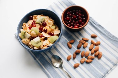 kivi parçaları ve kızılcık badem yemek bez, portre, sağlıklı kahvaltı, kase lezzetli çıtır Mısır gevreği 