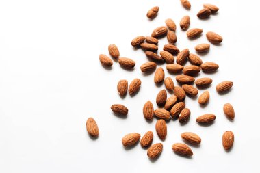 Beyaz arka plan, sağlıklı beslenme kavramı üzerine badem yığını