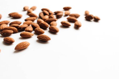  Beyaz arka plan üzerinde sağlıklı beslenme kavramı dağınık badem