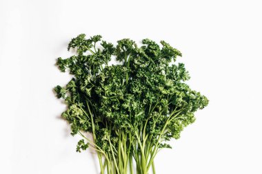 Beyaz arka plan üzerinde izole taze yeşil maydanoz twigs demet 