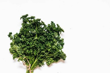 Beyaz arka plan üzerinde izole taze yeşil maydanoz twigs demet 