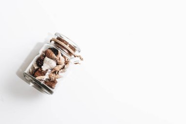 Beyaz arka plan üzerinde izole deniz kabukları cam dolu 