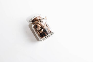 Beyaz arka plan üzerinde izole deniz kabukları cam dolu 