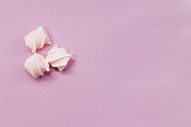 Lila zemin üzerine üç lezzetli tatlı şekerleme